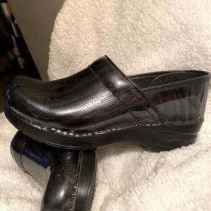 Like new Dansko size 38 clogs